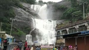 மேற்கு தொடர்ச்சி மலையில் கனமழை.. குற்றால அருவிகளில் வெள்ளப்பெருக்கு.. அணைகளின் நீர்மட்டம் உயர்வு 