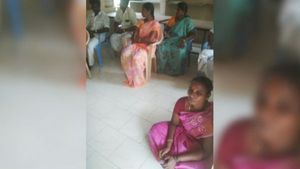 தரையில் அமர வைக்கப்பட்டு... பட்டியலின பெண் ஊராட்சி தலைவர் அவமானம்.. சிந்துஜா கைது!! 