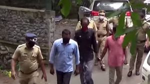 ஸ்பூன் முதல் ஏசி வரை.. தேக்கடி ரிசார்ட்டில் ரூ 3 கோடி பொருட்கள் லொடுக்கு பாண்டி ஸ்டைலில் கொள்ளை 