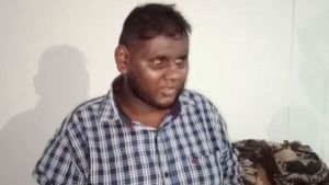 கொரோனா பாதித்த கண் பார்வையற்றவர்.. கணீர் குரலால்  பாட்டு பாடி வார்ட்டை மகிழ்விக்கும் திருமூர்த்தி 
