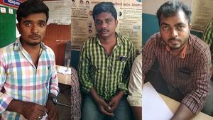 திருப்பூர் ராம்ராஜ் நிறுவன பெயரில் போலி மாஸ்க்..  'நேர்மைநாதன் ' உட்பட 3 பேர் கைது!