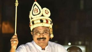 அதிமுகவில் ஆயிரம் நடக்கட்டும்.. அசராத டிடிவி தினகரன்.. தேனி மாவட்ட அமமுக இரண்டாக பிரிப்பு 
