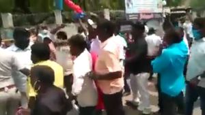 மதுரையில் பாஜகவினரை ஓட ஓட விரட்டியடித்த விசிக நிர்வாகிகள்- வைரல் வீடியோ 