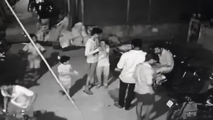 விருதுநகரில் சிறுவர்களின் வாயில் வலுக்கட்டாயமாக மது ஊற்றும் இளைஞர்கள்.. ஷாக் வீடியோ 