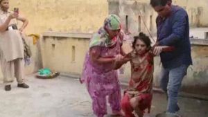 35 வயது பெண்ணை.. ஒன்றரை ஆண்டுகளாக சிறிய  கழிவறையில் வைத்து பூட்டி வைத்த கணவன் 
