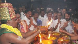 கார்த்திகை தீப திருநாள்: திருவண்ணாமலையில் 2668 அடி உயர மலையில் மகா தீபம் ஏற்றம்! 