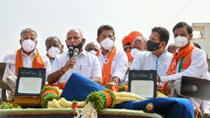 கர்நாடகாவில் காங்கிரசுக்கு அடி.. 2 தொகுதி இடைத் தேர்தலில் பாஜகவுக்கு வெற்றி- சி வோட்டர் எக்சிட் போல்