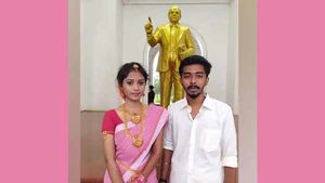 பிராமண மணப்பெண்.. தலித் மணமகன்.. அம்பேத்கர் மணிமண்டபத்தில்.. பெளத்த முறையில்.. புதுவையில் பரபரப்பு! 