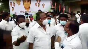 திமுகவிலும் வாரிசு தலைமை இருக்கு.. அதை யாரும் கேள்வி கேட்பதில்லை.. கார்த்தி சிதம்பரம் பரபர பேச்சு 