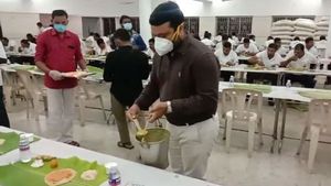 கடலூரில் முகாமிட்டுள்ள பேரிடர் மீட்பு குழுவினர்... விருந்து கொடுத்து உபசரித்த கலெக்டர் 