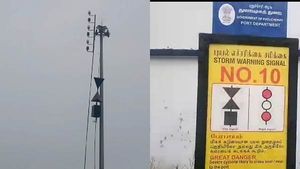 புதுச்சேரி துறைமுகத்தில் பேரபாயத்தை குறிக்கும் 10ம் எண் புயல் எச்சரிக்கை கூண்டு ஏற்றம் 