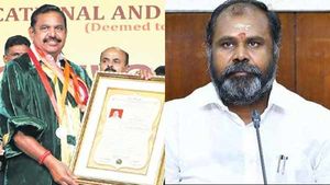 7.5% இட ஒதுக்கீடு விவகாரம்.. முதலமைச்சருக்கு 'சமூகநீதி காவலர்' பட்டம்.. அமைச்சர் உதயகுமார் தகவல்..! 