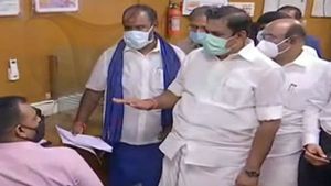 அரசு ஊழியர்கள் உயிரை பணயம் வைத்து வேலை செய்கின்றனர் பாராட்டுங்கள் - முதல்வர் பழனிச்சாமி 