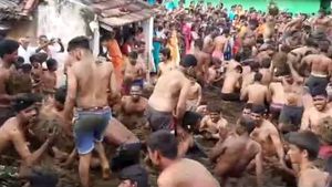 ஈரோடு சாணியடி திருவிழா : சாணியை வீசி நேர்த்திக்கடன் செலுத்திய பக்தர்கள் 