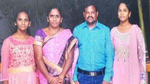 நரம்புகளை வெட்டி.. குடும்பமே தற்கொலை.. வளர்த்த நாயையும் விட்டு வைக்கவில்லை.. மதுரை ஷாக்!