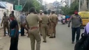 பட்டப்பகலில் இளைஞரை ஓட ஓட விரட்டிய மர்ம கும்பல்.. தலையை துண்டித்ததால் மதுரையில் ஷாக்! 