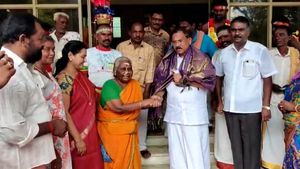 டேய மைனா டேயாலோ... கிராமிய பாடல் பாடி அமைச்சருக்கு நன்றி சொன்ன கலைஞர்கள் 