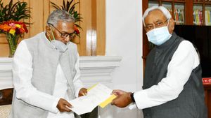 பீகாரில் ஆளுநரை சந்தித்து ஆட்சி அமைக்க உரிமை கோரினார் நிதிஷ்குமார் 