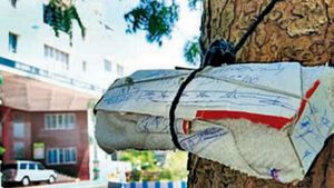 தேனி மாவட்ட ஆட்சியர் அலுவலக மரத்தில் தொங்கிய மர்ம பார்சலால் பீதி 