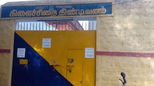 காலை முதல் மாலை வரை நிற்க வைத்த ஜெயிலர்.. திண்டிவனம் சப்ஜெயிலில் காவலர் பாரதி செய்த பகீர்! 