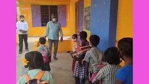 திமுதிமுன்னு.. ஸ்கூலுக்குள் திடீரென நுழைந்த குட்டீஸ்.. மிரண்ட டீச்சர்கள்.. சேலம் அருகே கலகலகலப்பு