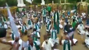 வேளாண் சட்டங்களை ராக்கெட் செய்து பறக்க விட்ட திருச்சி விவசாயிகள்... டெல்லி போராட்டத்திற்கு ஆதரவு 