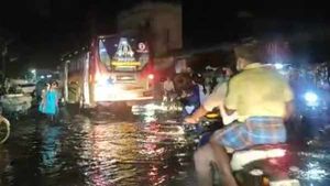 விருதுநகரில் திடீரென பலத்த காற்றுடன் கொட்டி தீர்த்த கன மழை.. மின் விநியோகம் கட்! 