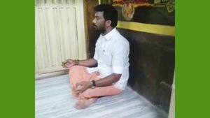 சம்மணம் போட்டு உட்கார்ந்து.. அப்படியே அச்சு அசல்.. 