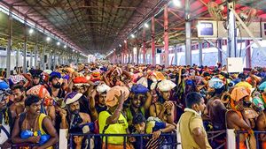 கார்த்திகை பிறந்தது - மாலை அணிந்து விரதம் தொடங்கிய  ஐயப்ப முருக பக்தர்கள் 