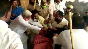  பரபரப்பு.. பெண் கவுன்சிலரின் கையை பிடித்து இழுத்த பாஜகவினர்.. கொதித்தெழுந்த கர்நாடக காங்கிரஸ்..!