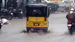 மதுரை குலுங்க, குலுங்க.. செம மழை.. நான்கு மாசி வீதிகளிலும் வெள்ளம் 
