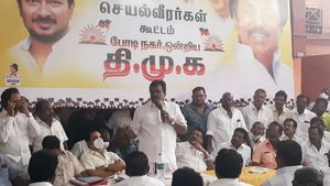  ஏ.. என்னப்பா... அதிக வாக்காளர்களை சேர்த்தால்கூட தங்க காசுகள் பரிசு... தெறிக்கவிடும் தேனி திமுக 