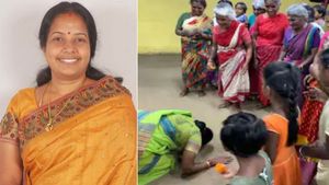 பட்டியலின பெண்கள் காலில்.. அப்படியே சாஷ்டாங்கமாக விழுந்து ஆசி பெற்ற வானதி சீனிவாசன்..!