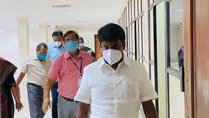 அமைச்சர் விஜயபாஸ்கர் பயணம் மேற்கொள்ளவிருந்த விமானத்தின் விமானிக்கு மாரடைப்பு.. விமானம் ரத்து 