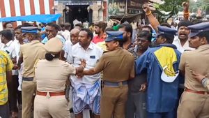 திமுக, அதிமுக கடும் மோதல் போர்க்களமான விருதுநகர்... தடியடி நடத்தி கைது செய்த போலீஸ் 