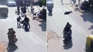 நடுரோட்டில் ரியல் எஸ்டேட் தரகர் சுட்டுக் கொலை... நெஞ்சை பதைபதைக்க வைக்கும் வீடியோ காட்சிகள் 