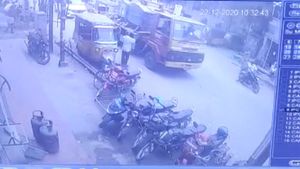 மதுரை மாநகராட்சி குப்பை லாரி மோதி 21வயது இளம்பெண் தலைநசுங்கி பலி நெஞ்சை பதற வைக்கும் சிசிடிவி காட்சி