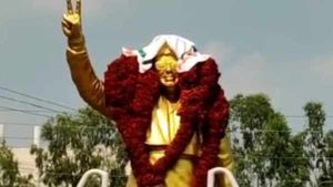 எம்.ஜி.ஆர் சிலைக்கு காங்கிரஸ் துண்டால் முக்காடு... சிலையை சுத்தபடுத்தி பாலாபிஷேகம் செய்த அமைச்சர்! 