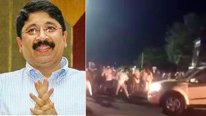  தயாநிதி மாறன் கார் மீது பாமகவினர் கல்வீசி தாக்குதல்.. கண்ணாடியை நொறுக்கி.. சேலத்தில் பரபரப்பு..!