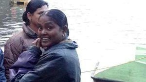 மீண்டும் உயிர்தெழுவார்.. இறந்த பெண் காவலரின் உடலுடன் 20 நாட்களாக பூட்டிய வீட்டில்.. திண்டுக்கல் ஷாக்