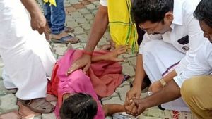 பரபரப்பு.. கையில் மனுவுடன் அப்படியே மயங்கி விழுந்த சசிகலா.. ஓடிச்சென்று முதலுதவி செய்த திமுக எம்எல்ஏ