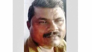35 பேரை  காப்பாற்றி விட்டு..  கடைசி நேரத்தில் உயிரையும் விட்ட பஸ் டிரைவர்.. எடப்பாடியில் ஷாக் 