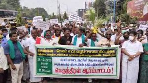 8 வழிச்சாலைக்கு  நிலம் தந்துவிட்டதாக முதல்வர் எடப்பாடியார் சொல்வதா? - விவசாயிகள் போராட்டம் 