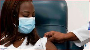  முதன்முதலாக.. நர்ஸுக்கு அமெரிக்காவில் கொரோனா தடுப்பூசி போடப்பட்டது.. வைரலாகும் போட்டோ