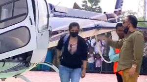 திருச்சிக்கு மகளுடன் பிரச்சாரத்திற்காக ஹெலிகாப்டரில் வந்த கமல் .. உற்சாக வரவேற்பு 