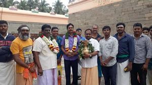திருவண்ணாமலை:  மகாதீபம் ஏற்றப்பட்ட மலை உச்சியில் பிராயசித்த பூஜை - புனித நீர் தெளிப்பு 