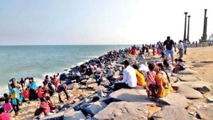 புத்தாண்டு கொண்டாட்டம்.. களை கட்டியது புதுச்சேரி.. கடற்கரை சாலையில் குவியும் மக்கள் 