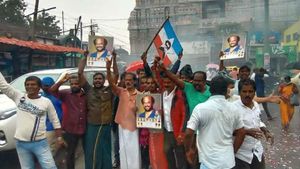 கொட்டும் மழையில் டமால் டுமீல்.. ஸ்வீட் சாப்பிட்டு ... திருச்சியை தெறிக்க விட்ட ரஜினி ரசிகர்கள்! 