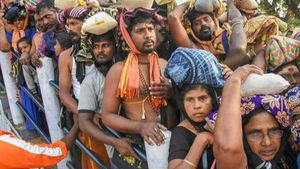 சபரிமலைக்கு பெண்கள் நுழைவதைத் தடுக்கும் வழிகாட்டுதலை கேரள அரசு திரும்பப்பெற்றது 