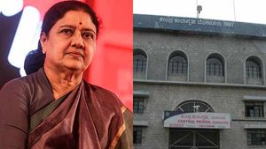 ஊழல் வழக்கில் குற்றம்சாட்டப்பட்ட சசிகலா முன்கூட்டியே விடுதலை இல்லை.. சிறைத் துறை சூசகம்! 